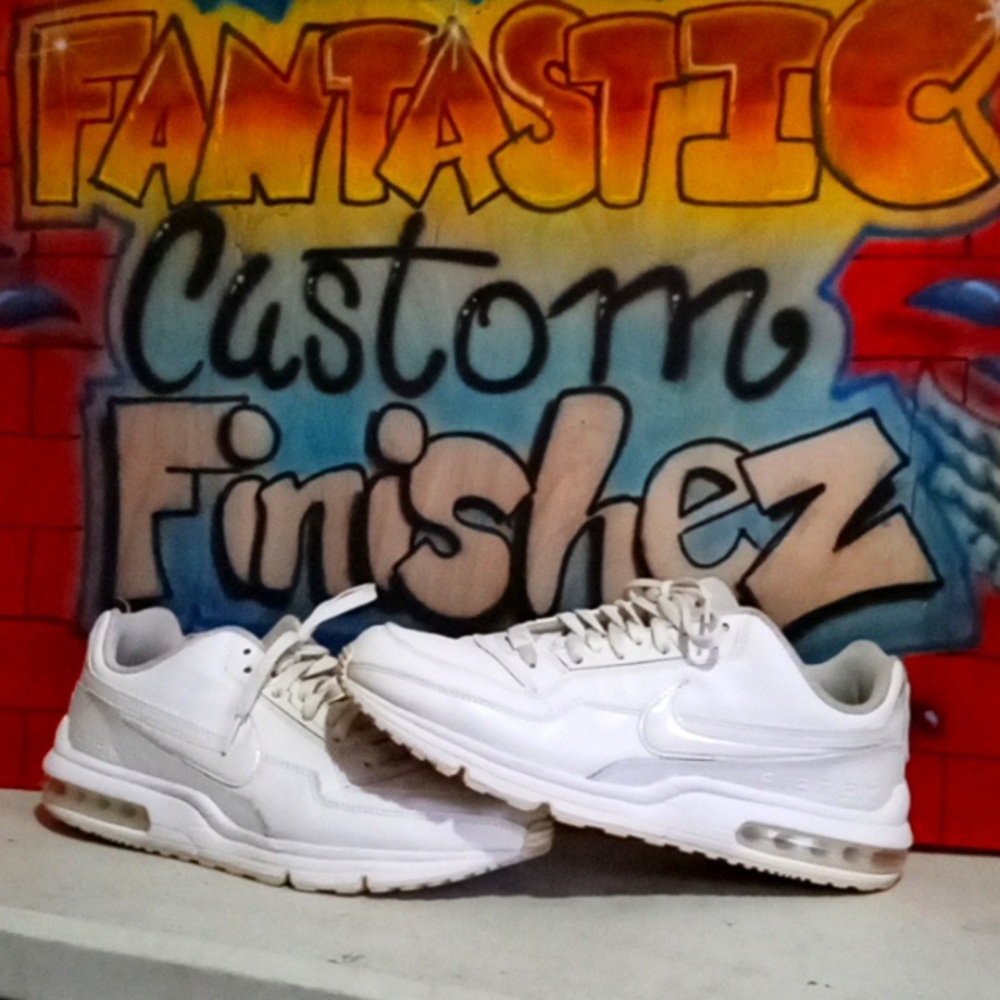 White low top Air Max shoe